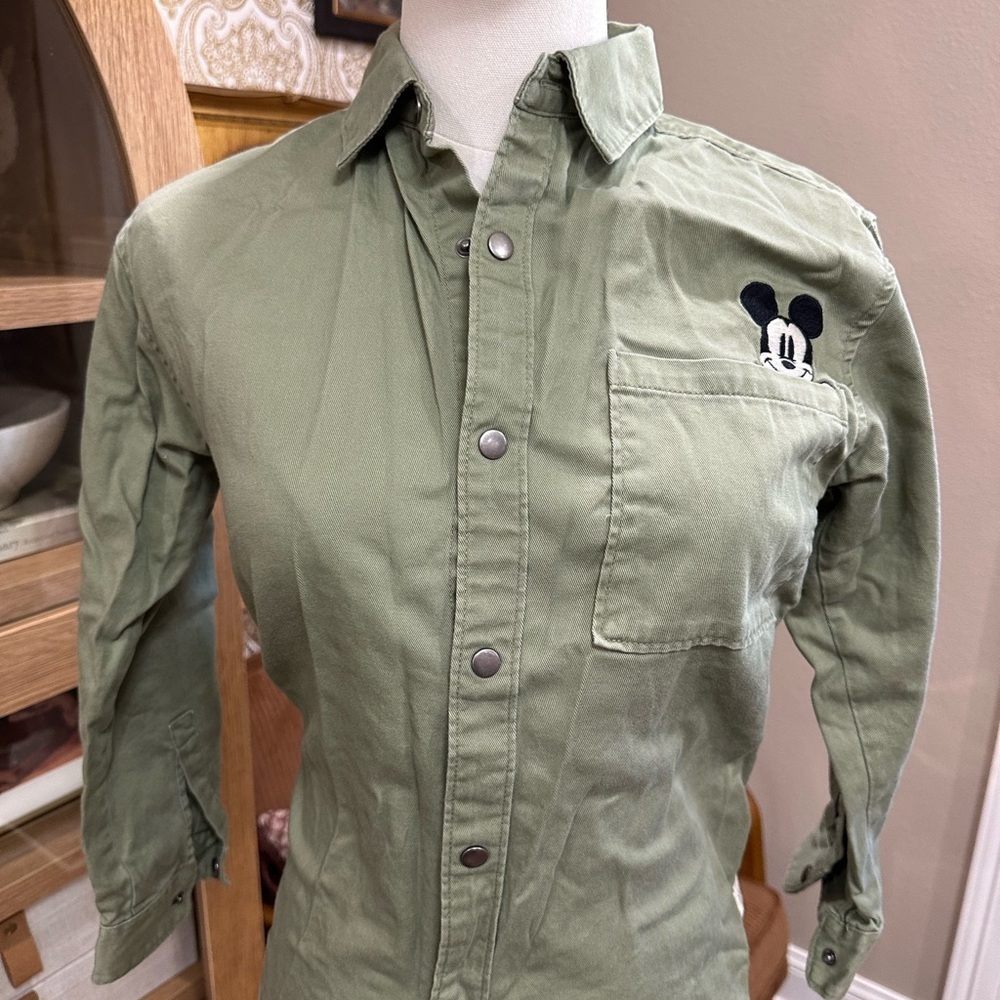Zara Rare Disney Green boys Button-Up Shirt with Mickey Cartoon Patch size 9